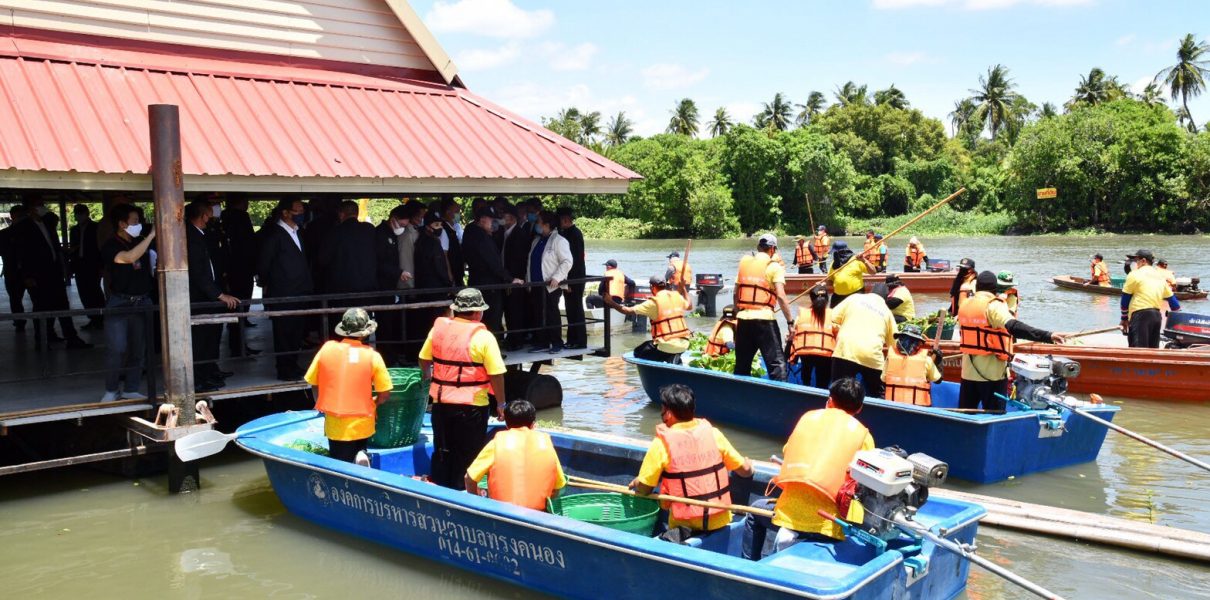 “พลเอกประวิตร” ลงพื้นที่นครปฐม สั่งเร่งกำจัดผักตบชวาและวัชพืชแม่น้ำท่าจีน