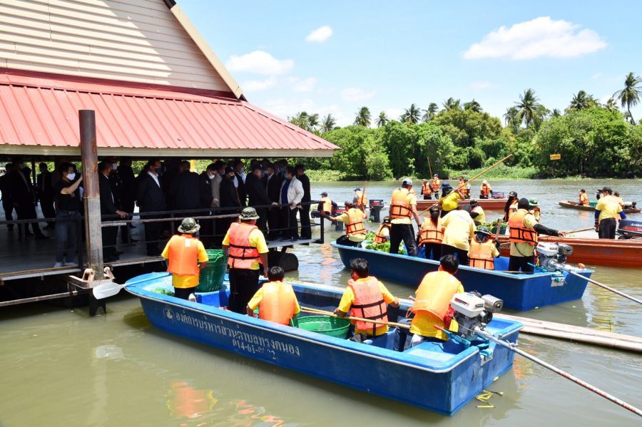 “พลเอกประวิตร” ลงพื้นที่นครปฐม สั่งเร่งกำจัดผักตบชวาและวัชพืชแม่น้ำท่าจีน