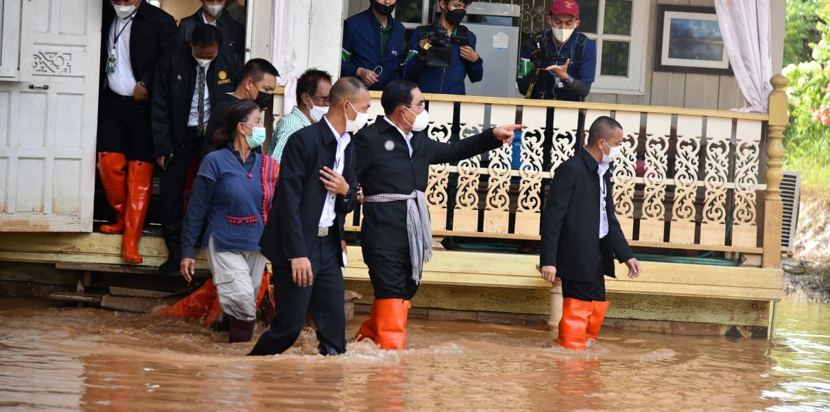 พลเอก ประยุทธ์ จันทร์โอชา นายกรัฐมนตรี ลงพื้นที่ติดตามสถานการณ์น้ำท่วมและเยี่ยมผู้ประสบภัย ณ อ.หล่มสัก จ.เพชรบูรณ์