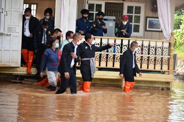 พลเอก ประยุทธ์ จันทร์โอชา นายกรัฐมนตรี ลงพื้นที่ติดตามสถานการณ์น้ำท่วมและเยี่ยมผู้ประสบภัย ณ อ.หล่มสัก จ.เพชรบูรณ์