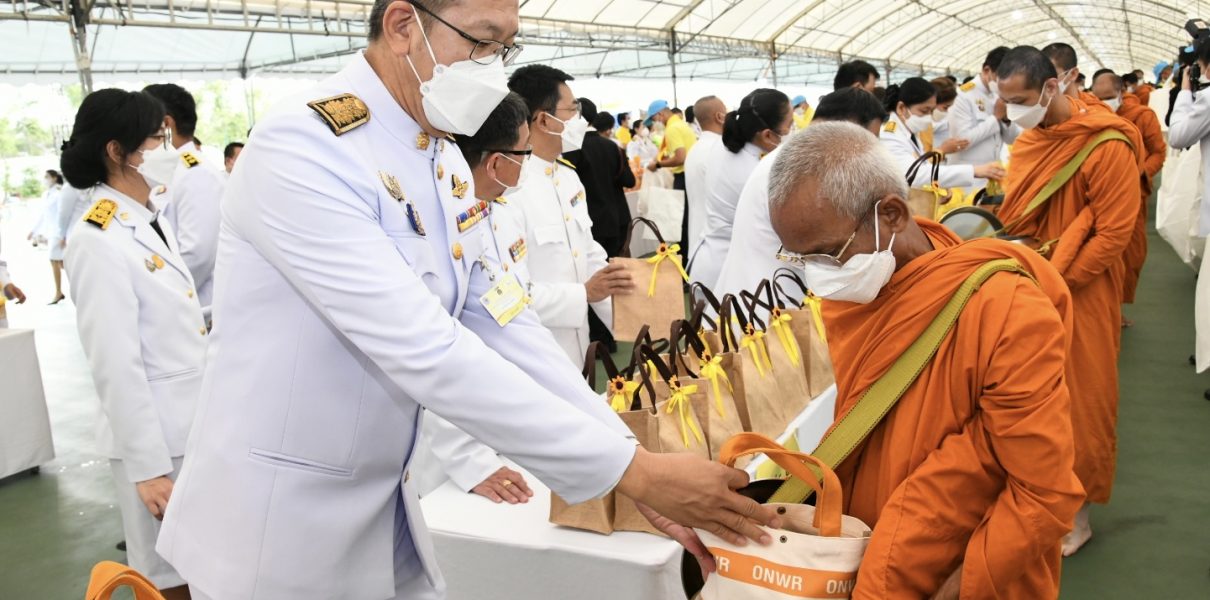 สทนช. เข้าร่วมพิธีเจริญพระพุทธมนต์และตักบาตร วันคล้ายวันพระบรมราชสมภพ พระบาทสมเด็จพระบรมชนกาธิเบศร มหาภูมิพลอดุลยเดชมหาราช บรมนาถบพิตร (ในหลวงรัชกาลที่9) วันชาติ และวันพ่อแห่งชาติ 5 ธันวาคม 2565